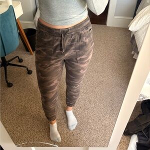 Athleta Farallon Jogger Camo Size 6